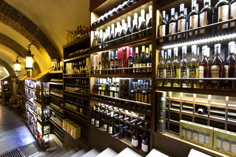 vente-CONSEGUDES-min_world_street_travel_shop_canon_georgia_wine_bottles-429767